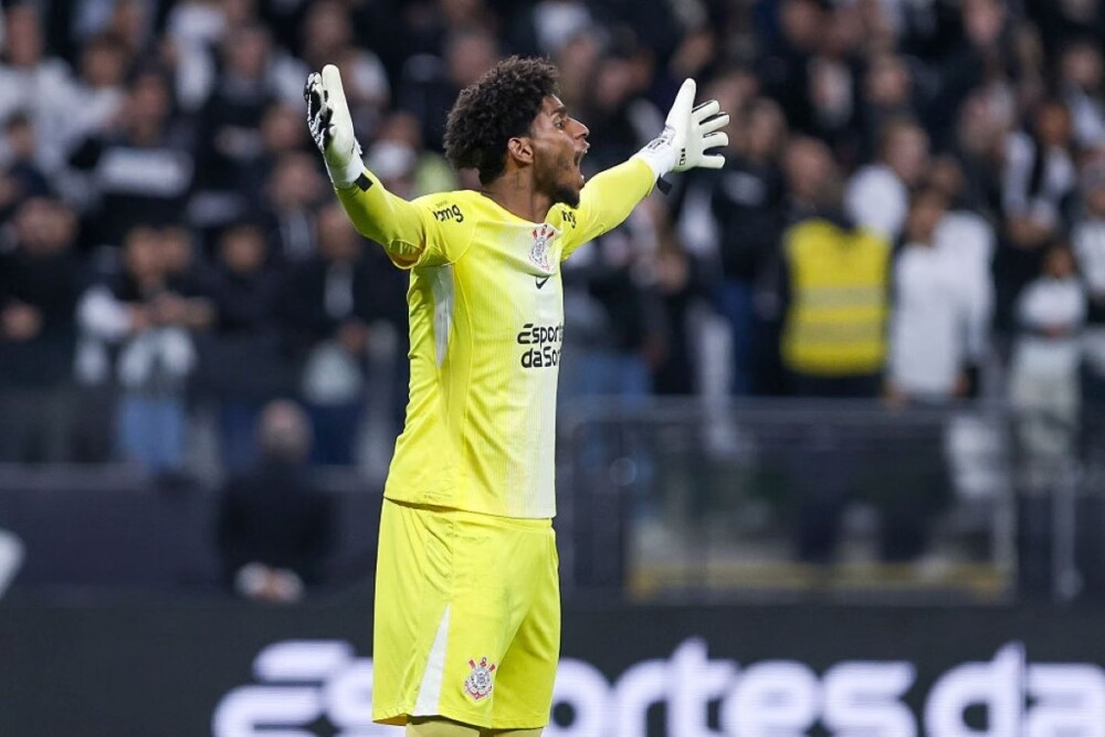 Torcedor sem camisa invade campo e empurra Hugo Souza; veja