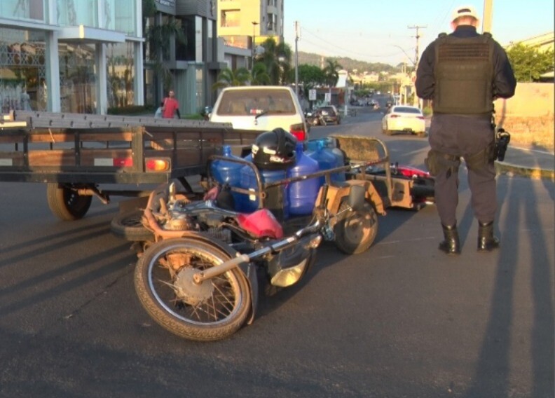 Acidente com três veículos deixa motociclista ferida em Cacoal