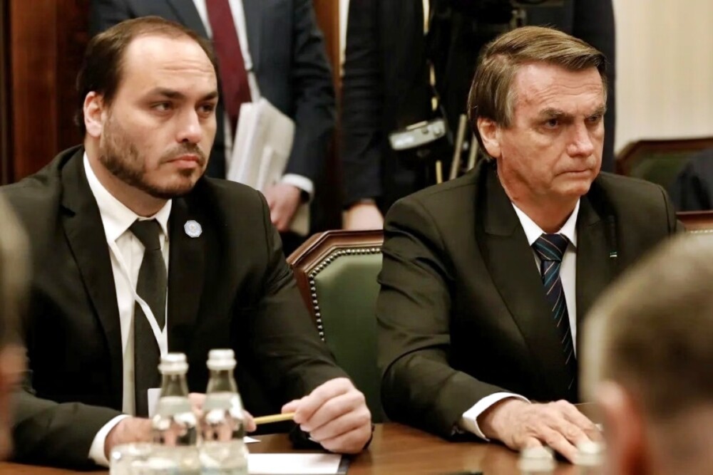 Carlos expõe situação de Bolsonaro: “Não tem vontade de se alimentar”