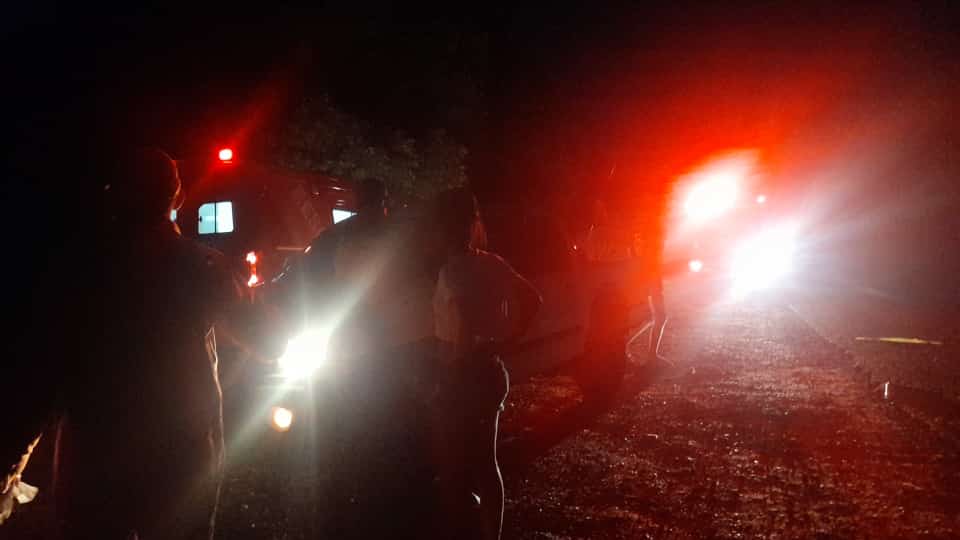 Bombeiros de Jaru, RO socorrem motorista que bateu em capivara e capotou veículo, na BR-364
