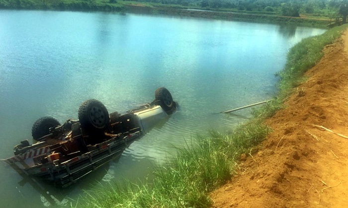 Idoso morre após veículo conduzido por ele, cair em represa da sua propriedade, na zona rural de Cacaulândia, RO
