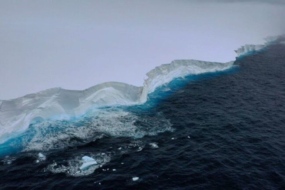 Iceberg maior que a cidade de São Paulo começa a derreter no oceano