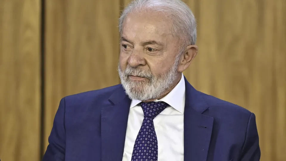 Lula diz que Bolsonaro assume que é culpado ao pedir anistia antes do julgamento