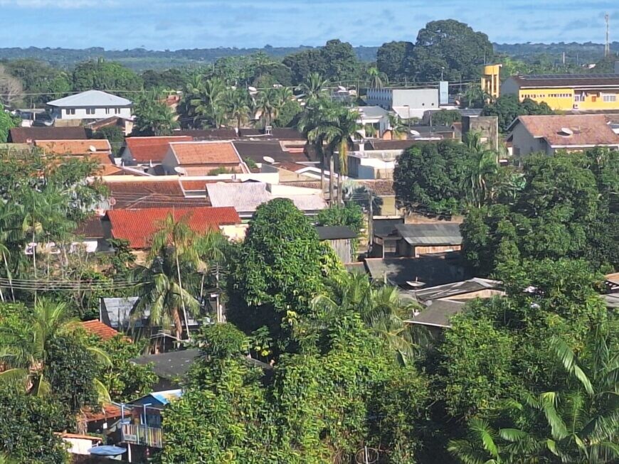 Governo de RO leva segurança jurídica aos moradores do Bairro Costa e Silva com Certidão de Titularidade dos imóveis