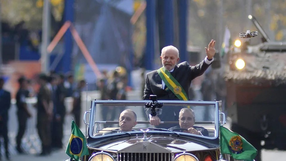 Lula inicia desfile do 7 de Setembro em Brasília com mote 'Brasil Soberano'