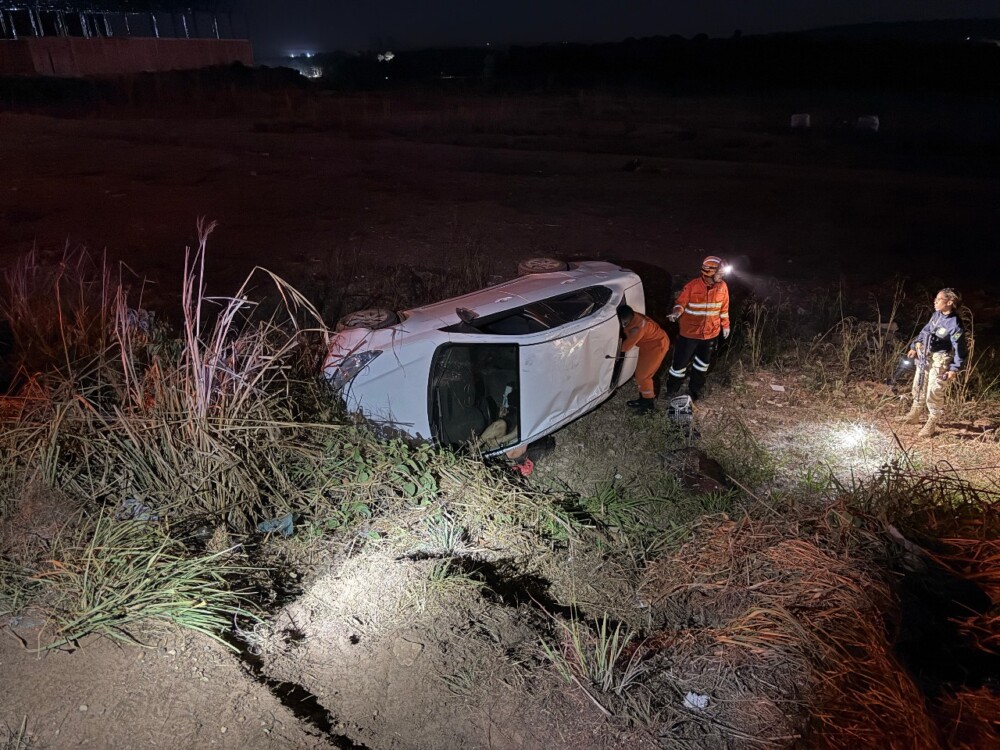 Professora capota carro na BR-364 em Vilhena; Bombeiros e PRF são mobilizados
