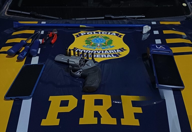 PRF em Rondônia prende dois homens em flagrante por porte ilegal de arma de fogo e furto em Jaru