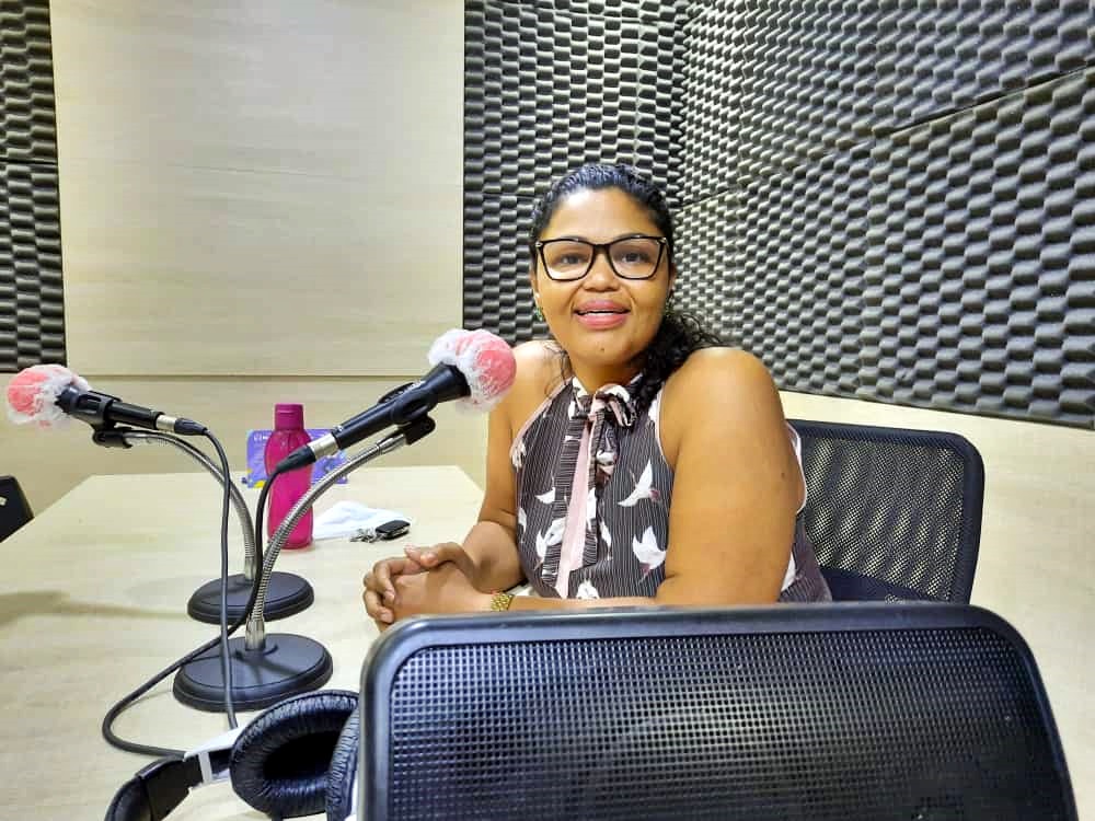 Vereadora Professora Damiana é entrevistada no Microfone Aberto e afirma ser a favor de privatização da Caerd, em Jaru, RO