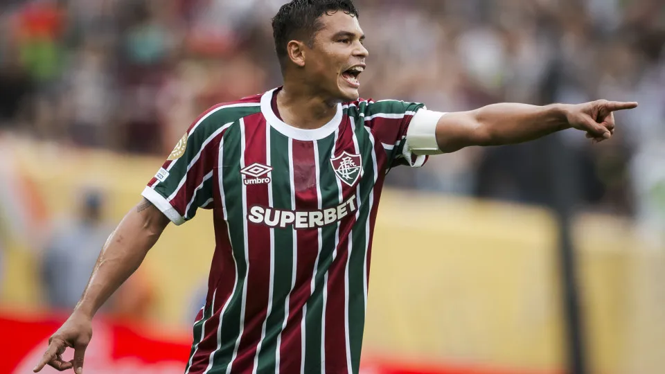 Fluminense reverte vantagem do Bahia com brilho de Thiago Silva no fim e avança