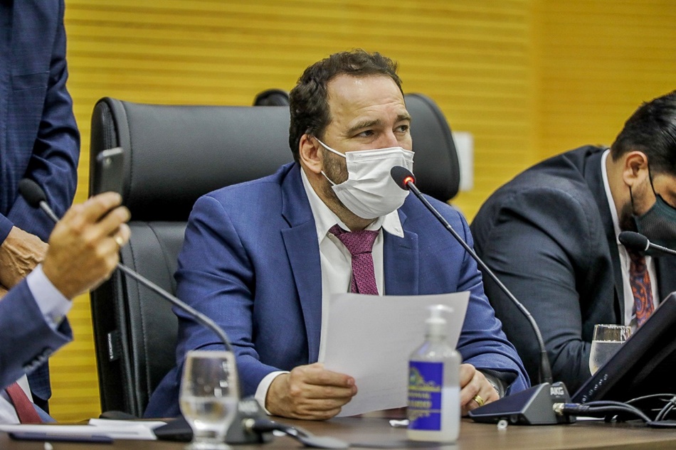 Alex Redano grava vídeo pedindo desculpas por crise de riso, durante votação de projeto 1025/2021