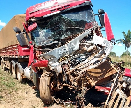 Motorista não consegue frear e bate na traseira de outro, na BR-364, entre Ouro Preto e Jaru, RO