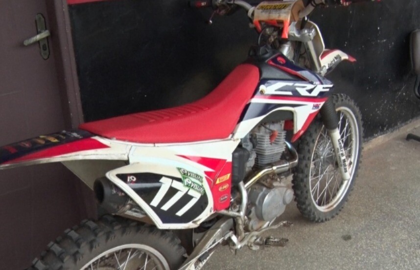 Polícia recupera moto roubada e prende suspeito com arma de fogo
