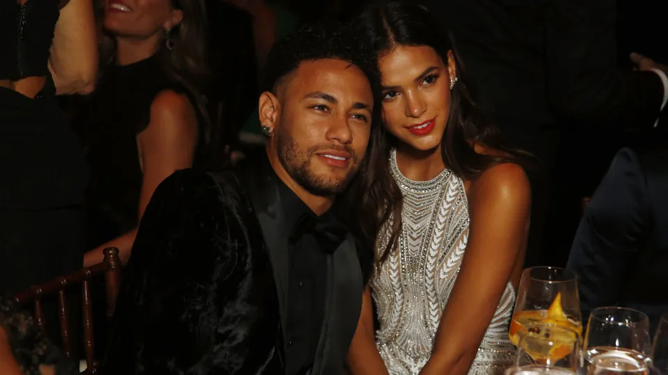 Neymar causa burburinho ao curtir post com fotos de Bruna Marquezine