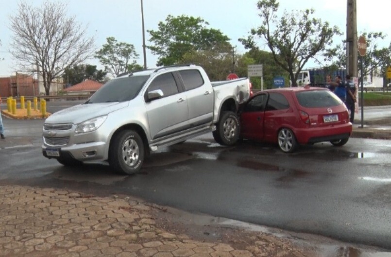 Acidente entre ambulância, caminhonete e carro de passeio na BR-364 não deixa feridos