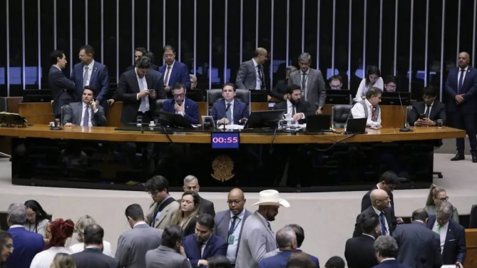 Câmara aprova PEC que dá blindagem inédita ao Congresso em resposta ao STF