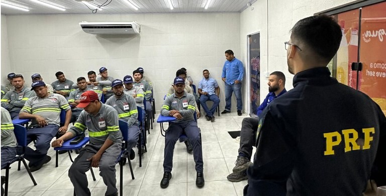 PRF em Rondônia promove ação educativa em alusão ao dia do Caminhoneiro em Ariquemes