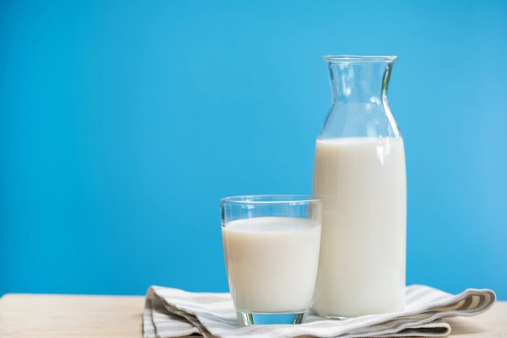 Beber leite todo dia realmente fortalece os ossos? Nutris explicam