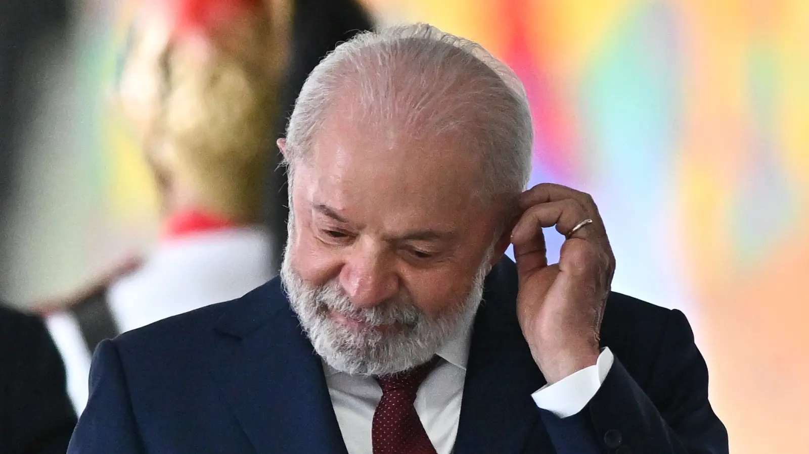 Luz, gás e ônibus de graça, e uma estatal a socorrer. Alguém pagará