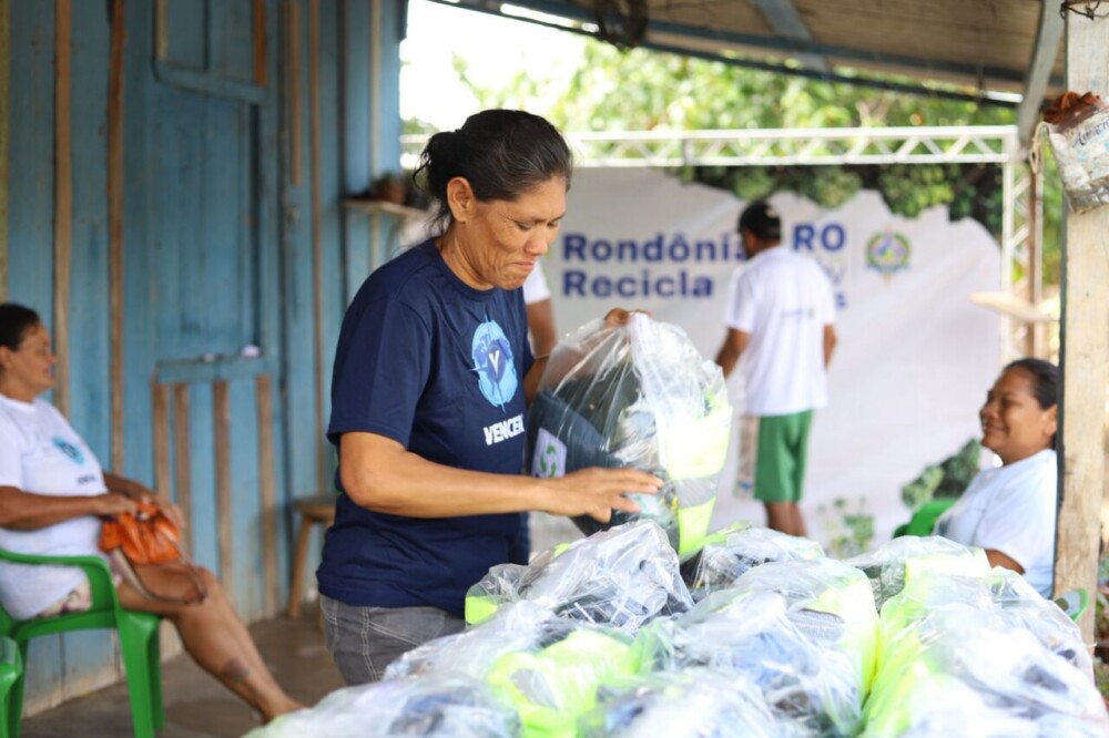 Governo de RO entrega mais 11 kits de proteção individual a catadores de materiais recicláveis, desta vez em Itapuã do Oeste