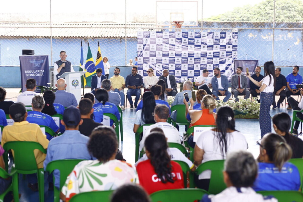 Governo de RO entrega títulos de propriedade para famílias do Núcleo 10 de Junho, em Porto Velho