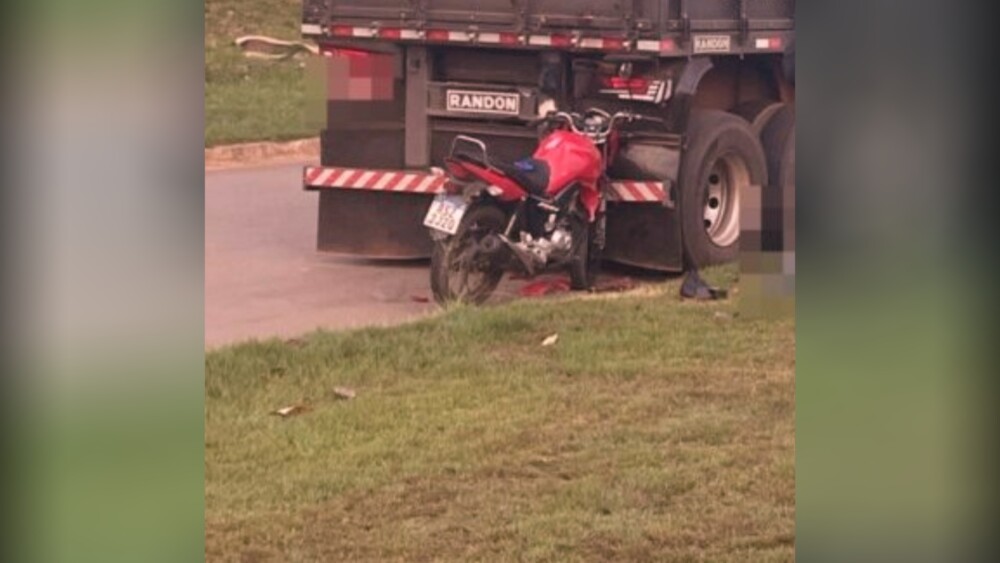 Jovem morre após colidir com carreta estacionada na marginal da BR-364, em Jaru, RO