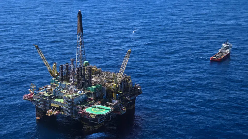 Ibama aprova última fase de licença para Petrobras explorar Foz do Amazonas; Alcolumbre comemora