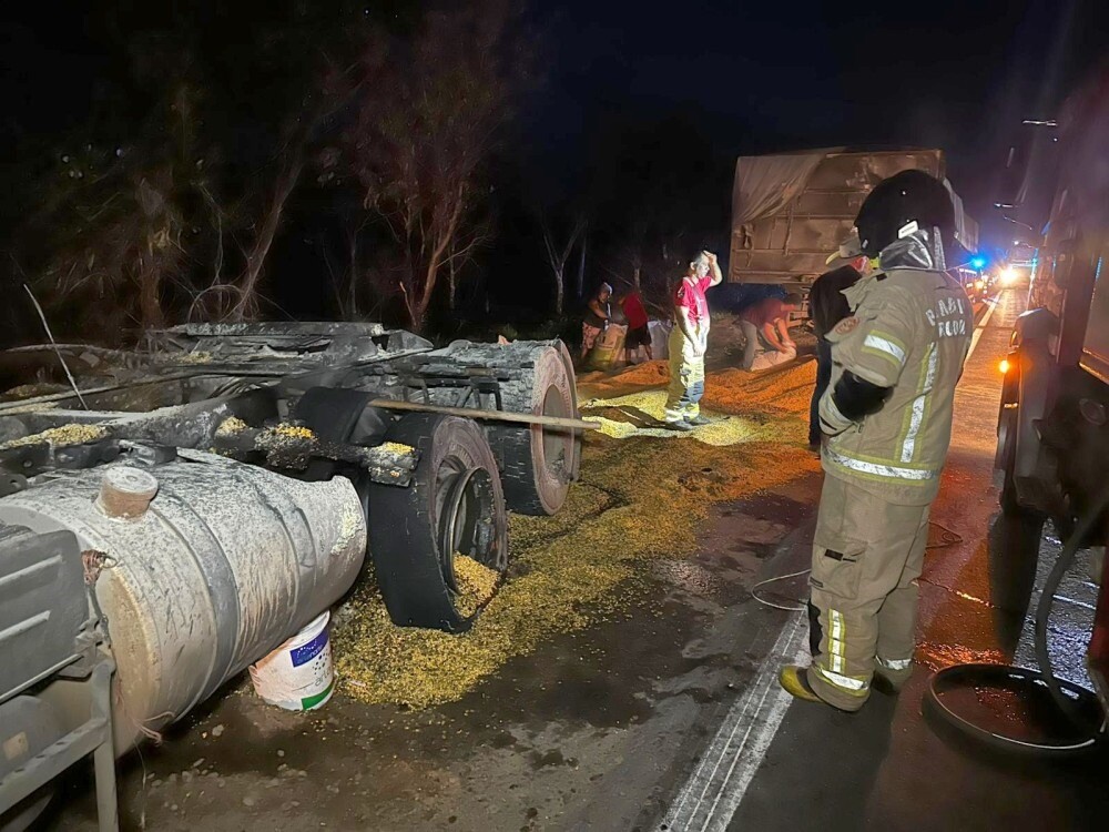 Carreta carregada de milho tem princípio de incêndio controlado por motoristas na BR-364 em Jaru, RO