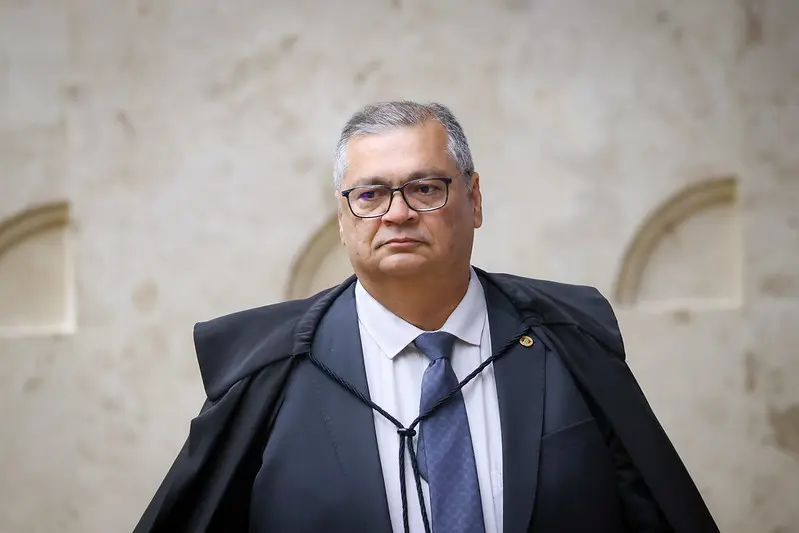 Flavio Dino lança ofensiva judicial contra críticos e exige altas indenizações