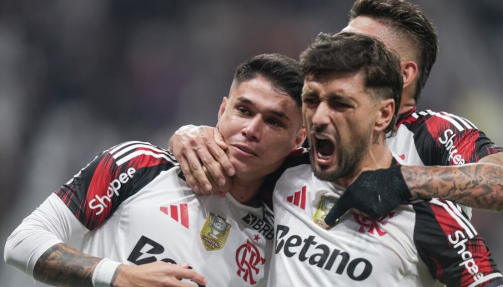 Flamengo salva cavadinha de pênalti, vira contra o Corinthians e dispara na liderança