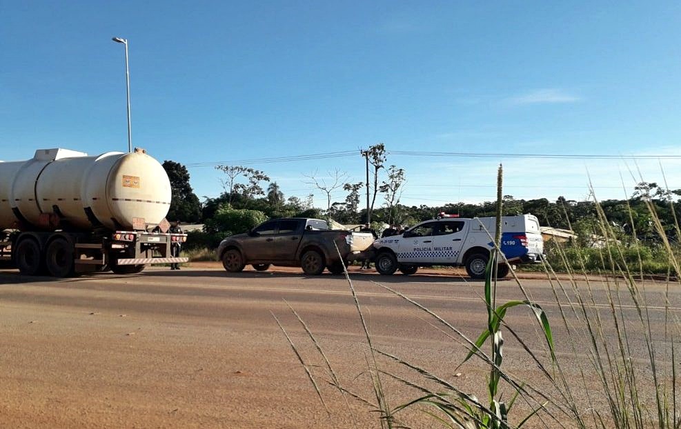 Indígena bêbado em pick-up, é preso após perseguição da Polícia Militar, em Jaru, RO