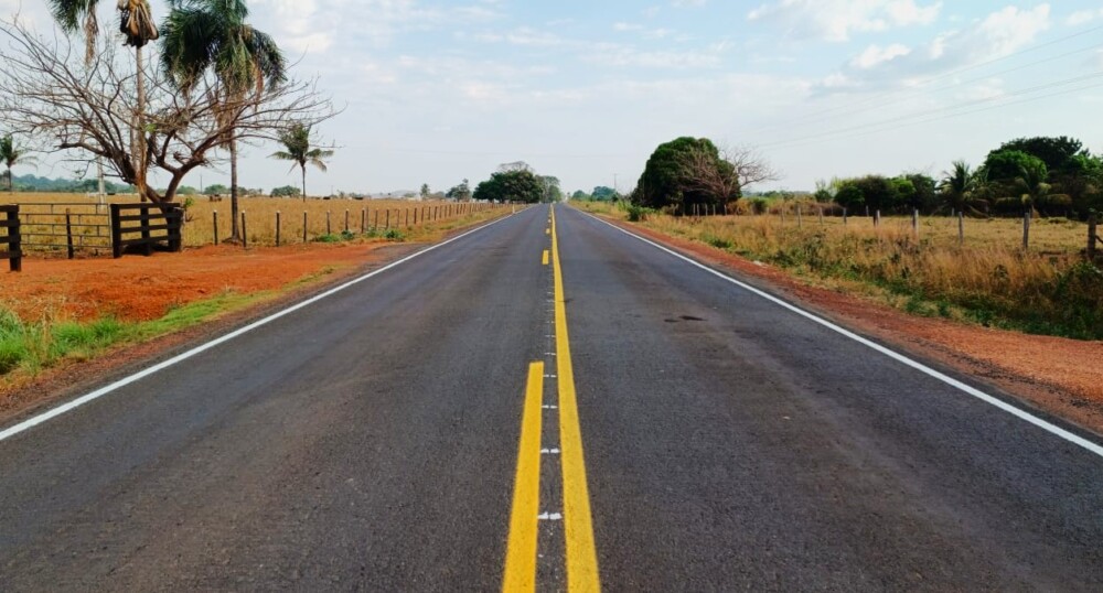 Trecho que interliga Cerejeiras a Corumbiara recebe do governo de RO 22 km de sinalização e microrrevestimento