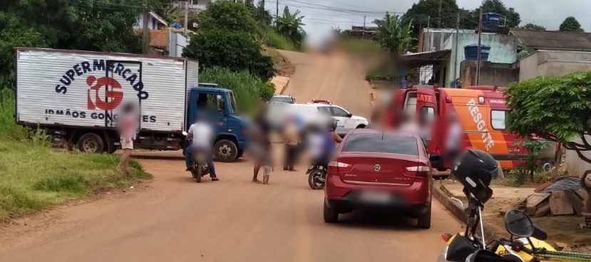 Duas mulheres ficam feridas em colisão de motoneta com caminhão, em Jaru, RO