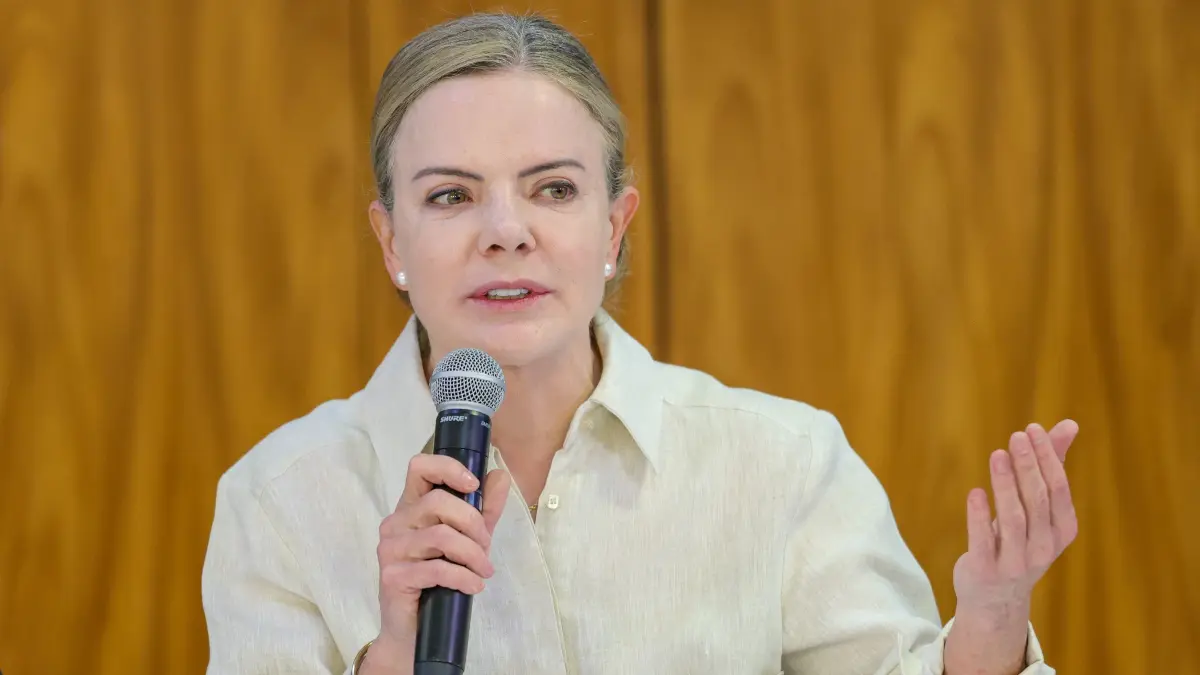 Após isenção do IR, Gleisi diz que governo avançará com fim da escala 6×1