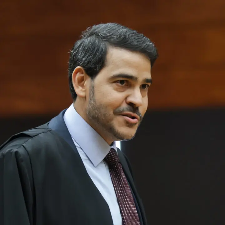 Governo defende piso salarial para motoristas de apps; STF suspende julgamento