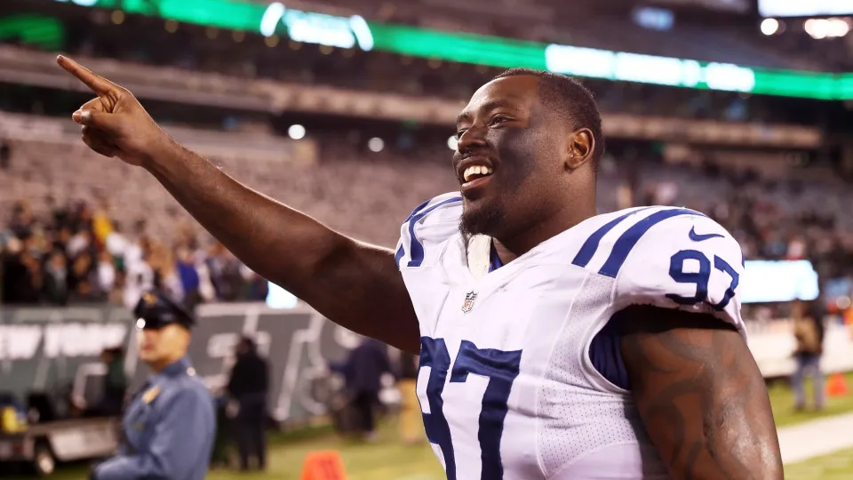 Morre Arthur Jones, ex-jogador do Baltimore Ravens, aos 39 anos