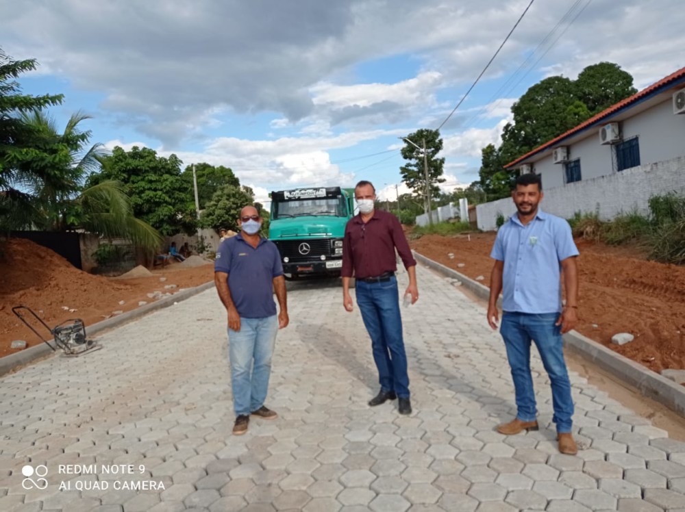Prefeito Vanderlei Tecchio, visita obras de bloqueteamento e trabalhos de operação de limpeza das ruas, em Alvorada do Oeste, RO