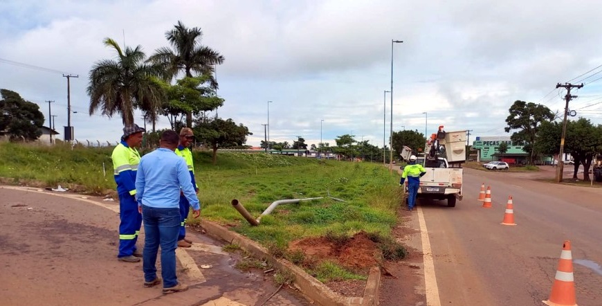 Veículo derruba poste de luz, na BR-364, durante a madrugada em Jaru, RO