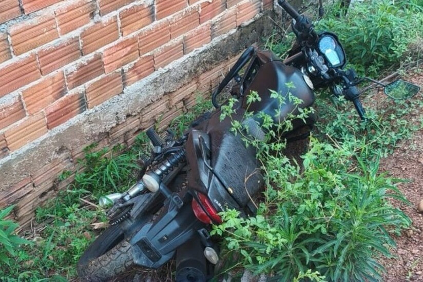 Motocicleta furtada é recuperada pela Polícia Militar em Cacoal