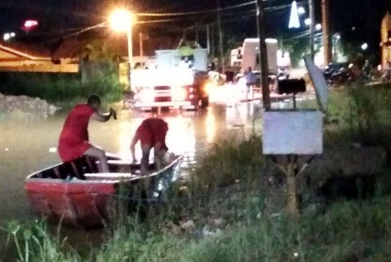 Bombeiros e servidores da prefeitura de Jaru, RO enfrentam as águas do Rio Jaru noite adentro socorrendo moradores
