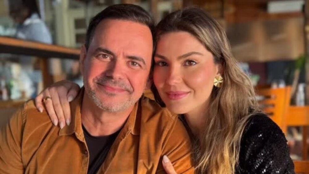 Carioca assume namoro com mulher 17 anos mais nova: ‘Se destacou pela maturidade’