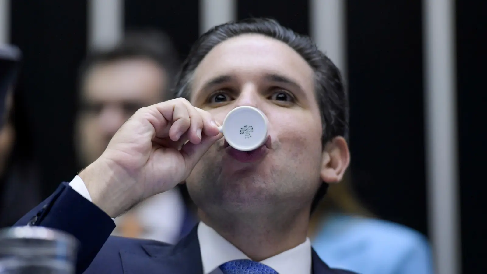 PEC efetiva servidores sem concurso e antecipa aposentadoria com salário integral