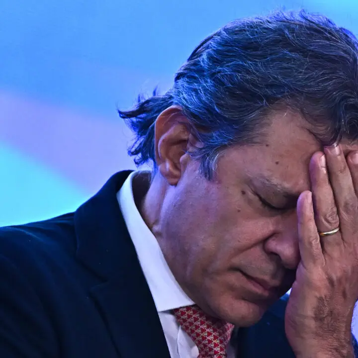 Com risco de derrota, governo adia votação da “MP da Taxação”