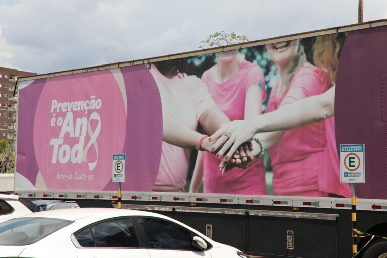 Ação do Outubro Rosa leva atendimentos e arte às servidoras do Palácio Rio Madeira