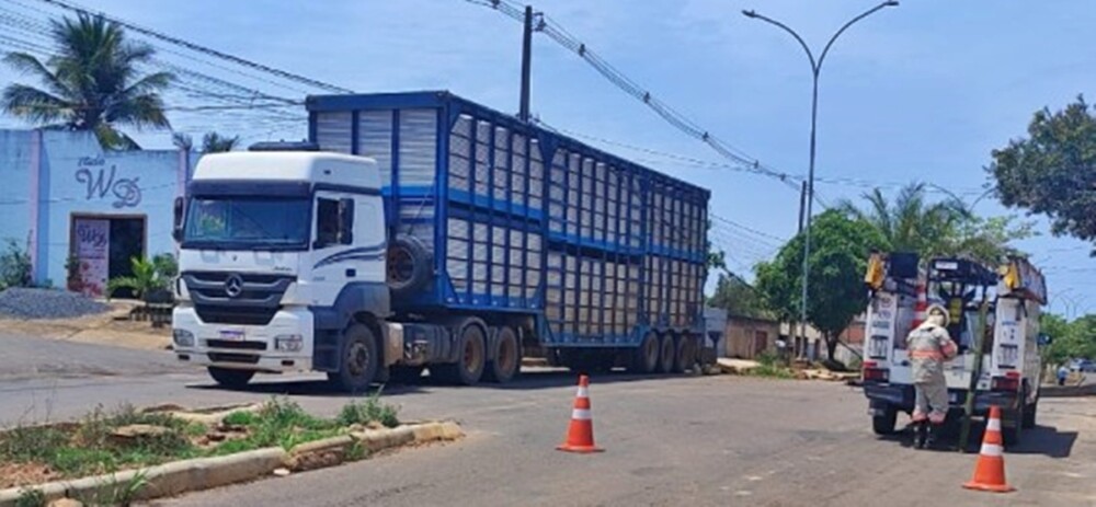 Caminhoneiro colide em poste e causa interrupção de energia em Jaru