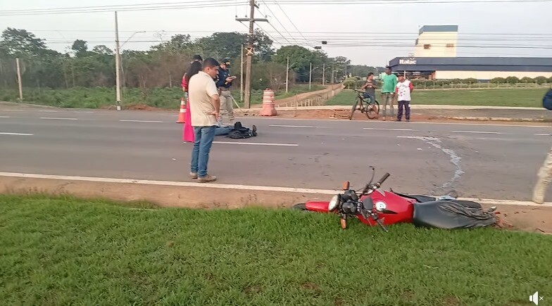 Motociclista sobrevive após grave acidente com carreta bitrem em Jaru