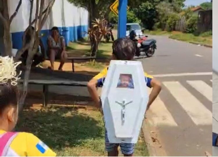 Menino surpreende colegas ao chegar na escola com mochila em formato de caixão; Assista o vídeo