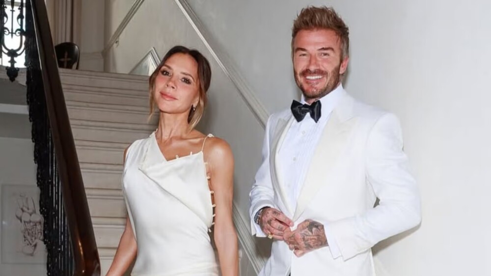 Victoria Beckham revela por que nunca sorri nas fotos com David Beckham