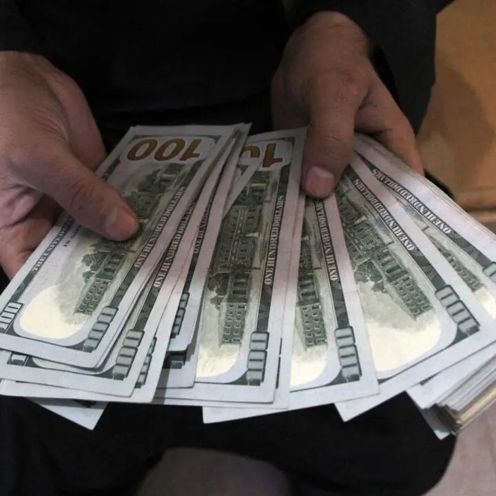 Dólar dispara com pacote de bondades no Brasil e ameaça de Trump à China