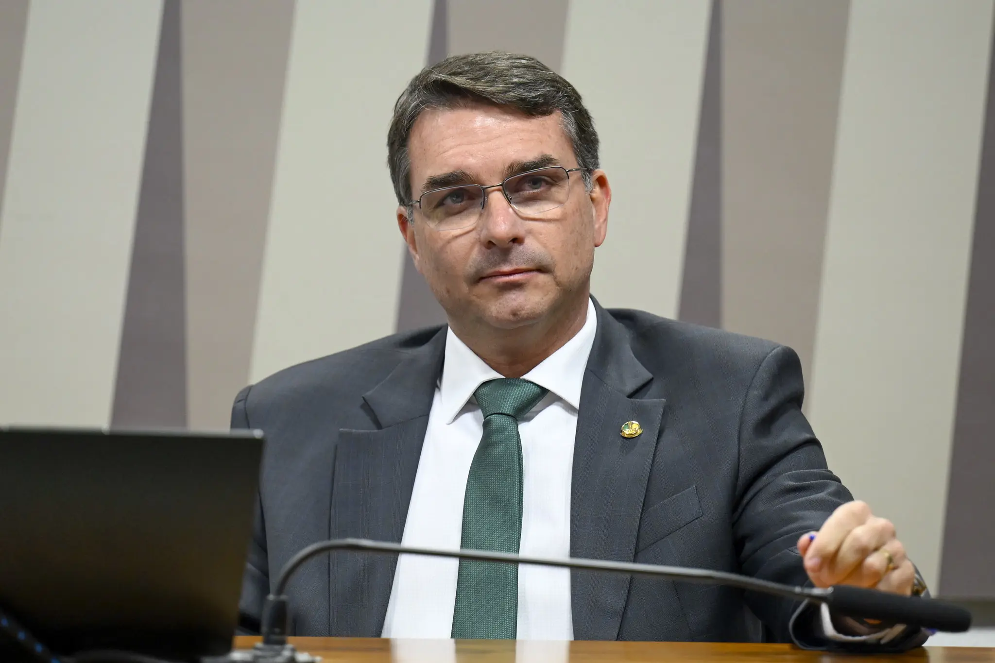 “Sem picanha e sem luz”, diz Flávio Bolsonaro após alerta da Aneel sobre sistema elétrico