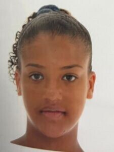 Polícia prende mulher envolvida em homicídio brutal e divulga foto de suspeita foragida